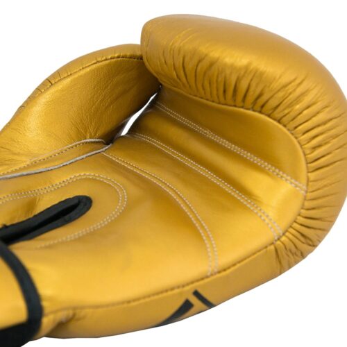 detalle de costuras de guantes de boxeo dorados