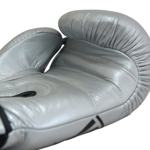guantes de boxeo plateados detalles de calidad en las costuras